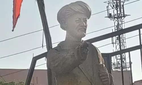 మహాత్మా మన్నించు.. మా నాయకులు మారరు