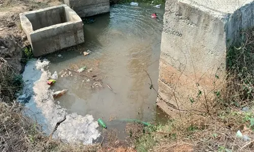 అధికారుల నిర్లక్ష్యం.. మిషన్ భగీరథ పైప్‌లైన్ లీకేజ్