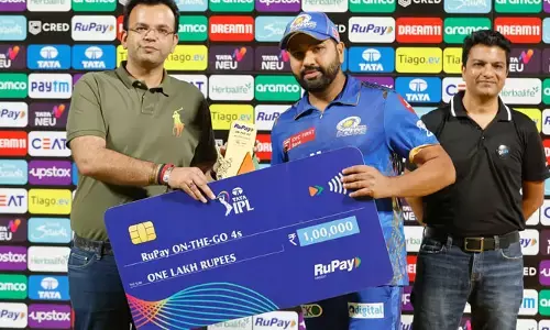మొదటి విజయాన్ని ఫ్యాన్స్‌తో సెలబ్రేట్ చేసుకున్న రోహిత్ శర్మ (వీడియో)