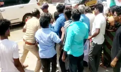 జగన్ పర్యటనలో ఉద్రిక్తత.. కాన్వాయ్ వద్ద సీపీఎం నేతల ఆందోళన..