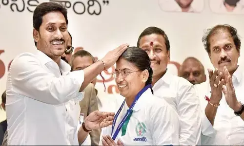 వాలంటీర్లకు 10 వేల రూపాయలు..!