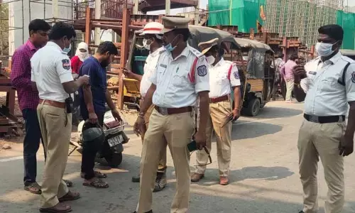 ఉప్పల్ లో ట్రాఫిక్ పోలీసుల స్పెషల్ డ్రైవ్..
