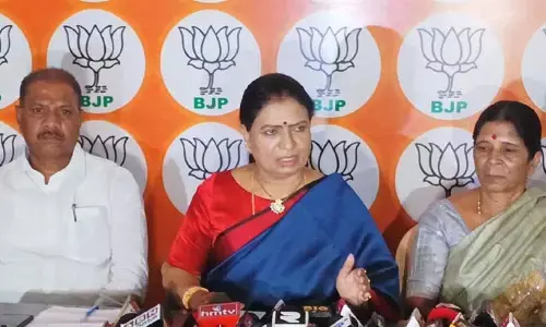 కల్తీకల్లు వ్యవహారంలో ఎక్సైజ్ శాఖ మంత్రి బాధ్యత వహించాలి: డీకే అరుణ