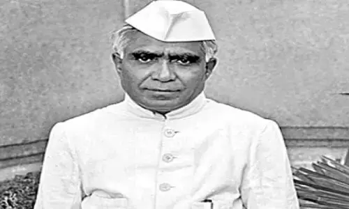 రాజకీయ సవ్వసాచి..