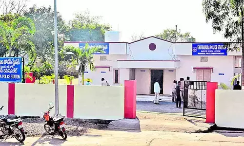 దొరుకుతలేరా.. ఏనుమాముల భూకబ్జాదారుల పై చర్యల్లో జాప్యం..
