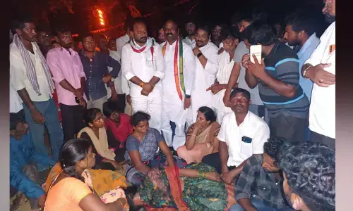 కారేపల్లిలో ఉద్రిక్త పరిస్థితులు.. మృతదేహాలను అడ్డుకున్న గ్రామస్థులు