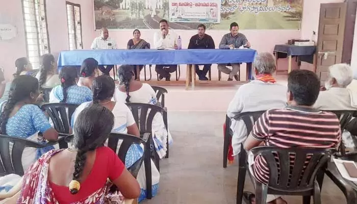 బాల్యవివాహాలు చేస్తే చర్యలు తప్పవు : తహసీల్దార్ శ్రీనివాసరావు... బాల్యవివాహాలు చేస్తే చర్యలు తప్పవు : తహసీల్దార్ శ్రీనివాసరావు...