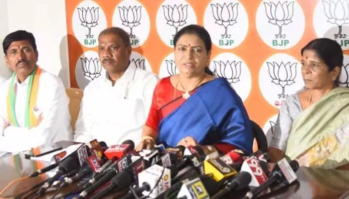 కల్తీకల్లుకు బాధ్యుడు మంత్రి శ్రీనివాస్ గౌడ్: డీకే అరుణ కల్తీకల్లుకు బాధ్యుడు మంత్రి శ్రీనివాస్ గౌడ్: డీకే అరుణ