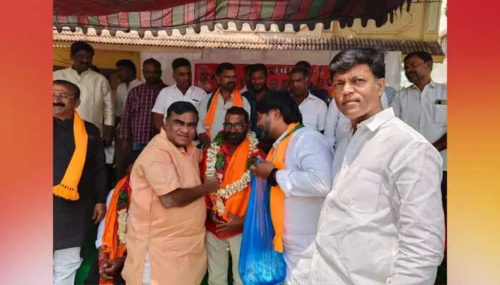 రోడ్డు కనెక్టివిటీ సమస్యను పరిష్కరించాలి.. రోడ్డు కనెక్టివిటీ సమస్యను పరిష్కరించాలి..