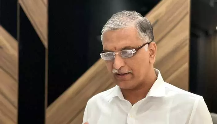 అధికారులతో టెలికాన్ఫరెన్స్... అధికారులతో టెలికాన్ఫరెన్స్...