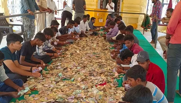 బావోజీ దేవాలయ హుండీ లెక్కింపు.. బావోజీ దేవాలయ హుండీ లెక్కింపు..