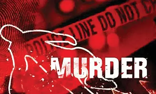 HYD : బండ రాయితో కొట్టి మహిళ దారుణ హత్య
