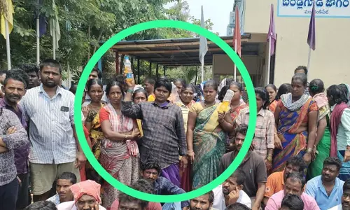 మున్సిపల్ కార్యాలయం ఎదుట చెత్త కార్మికుల నిరసన?