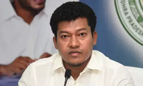 కేసీఆర్, కేటీఆర్, హరీష్ రావులపై ఏపీ మంత్రి సంచలన వ్యాఖ్యలు