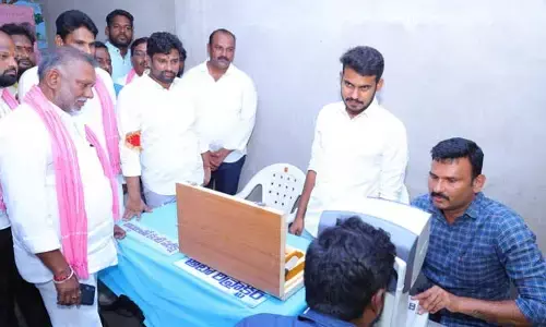 కంటి వెలుగు కార్యక్రమన్ని పరిశీలించిన ఎమ్మెల్యే బాల్క సుమన్..