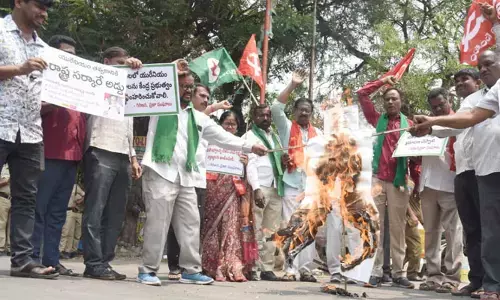‘నల్లమల అడవులను అదానీకి అప్పగించే కుట్ర’