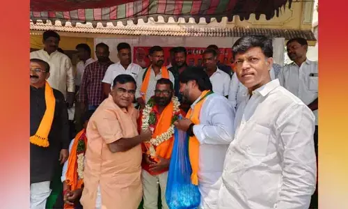 రోడ్డు కనెక్టివిటీ సమస్యను పరిష్కరించాలి..
