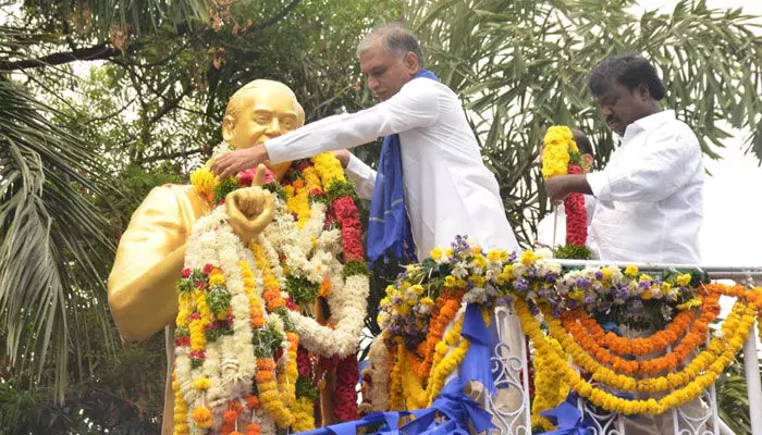 అంబేద్కర్ స్పూర్తిగా.. సీఎం కేసీఆర్ పాలన సాగిస్తుండ్రు: మంత్రి హరీష్ రావు అంబేద్కర్ స్పూర్తిగా.. సీఎం కేసీఆర్ పాలన సాగిస్తుండ్రు: మంత్రి హరీష్ రావు