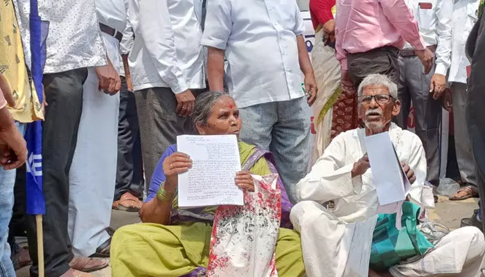 అంబేద్కర్ విగ్రహం ముందు నిరసన తెలిపిన దళిత వృద్ధ దంపతులు అంబేద్కర్ విగ్రహం ముందు నిరసన తెలిపిన దళిత వృద్ధ దంపతులు