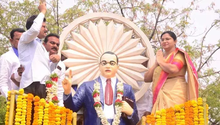 అంబేద్కర్ ఆశయ సాధనలో నడవడమే మనమిచ్చే ఘనమైన నివాళి : అదనపు కలెక్టర్ అంబేద్కర్ ఆశయ సాధనలో నడవడమే మనమిచ్చే ఘనమైన నివాళి : అదనపు కలెక్టర్