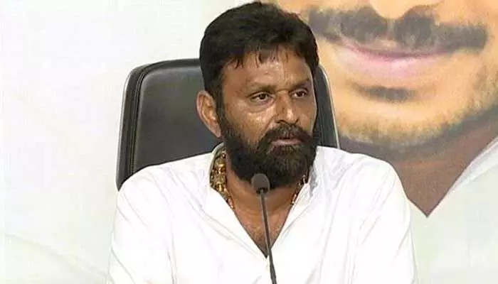 Kodali Nani: ఎన్టీఆర్ విగ్రహం పెట్టింది నేను, జూ.ఎన్టీఆర్ Kodali Nani: ఎన్టీఆర్ విగ్రహం పెట్టింది నేను, జూ.ఎన్టీఆర్