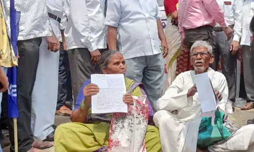 అంబేద్కర్ విగ్రహం ముందు నిరసన తెలిపిన దళిత వృద్ధ దంపతులు
