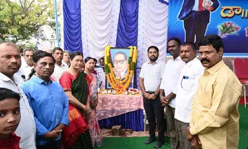 అంబేద్కర్ విగ్రహానికి నివాళులు అర్పించిన కలెక్టర్ కోయ శ్రీ హర్ష..
