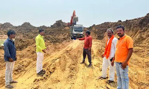 మొరం తరలింపునకు సహకరిస్తున్న అధికారుల పై చర్యలు తీసుకోవాలి...