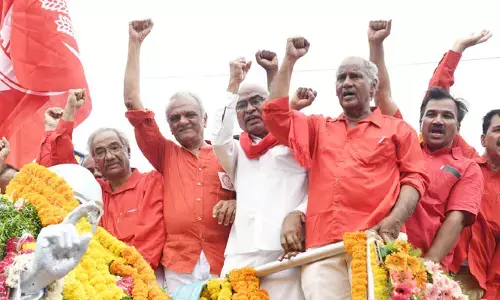 ప్రధాని మోడీకి 30 మంది దత్తపుత్రులు ఉన్నారు: CPI నారాయణ