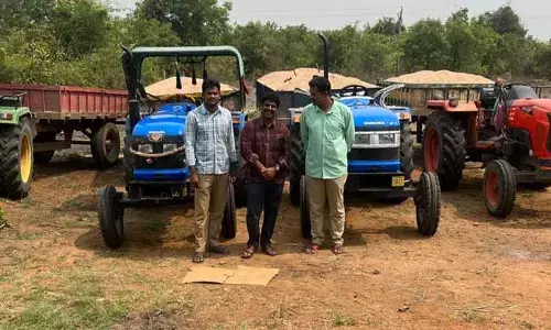 అక్రమంగా తరలిస్తున్న ఇసుక ట్రాక్టర్ల పట్టివేత..