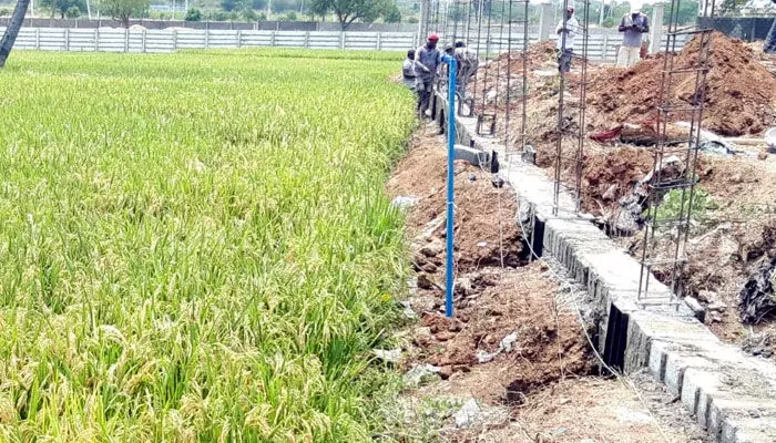 నిజాంసాగర్ కాల్వ స్థలం ఆక్రమణ.. దర్జాగా ప్రహరీ గోడ నిర్మాణం నిజాంసాగర్ కాల్వ స్థలం ఆక్రమణ.. దర్జాగా ప్రహరీ గోడ నిర్మాణం