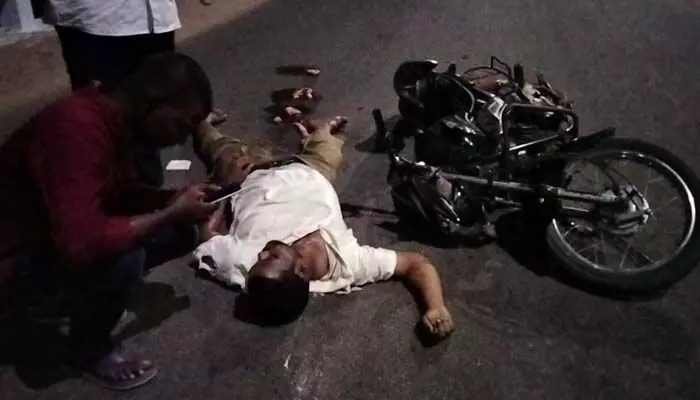 డీసీఎం, బైక్ ఢీ.. ఒకరి మృతి! డీసీఎం, బైక్ ఢీ.. ఒకరి మృతి!