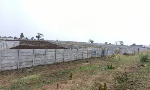 గుంటల్లో రిజిస్ట్రేషన్.. గజాల్లో అమ్మకం