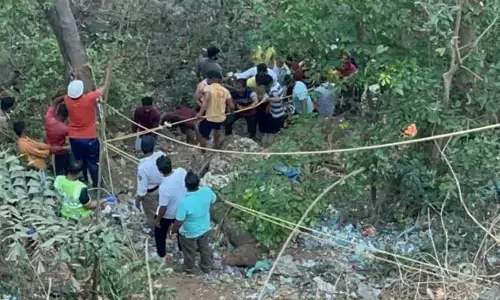 ఘోర ప్రమాదం.. లోయలో పడ్డ బస్సు 13 మంది స్పాట్ డెడ్..