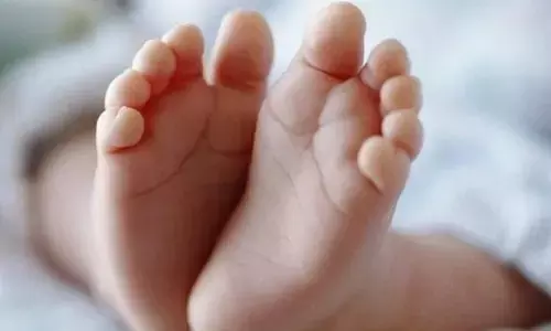 దారుణం.. చెట్ల పొదల్లో ఆడ శిశువు