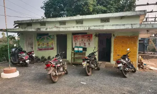ఆ కార్యాలయంలో అధికారికి కుర్చీయే లేదట