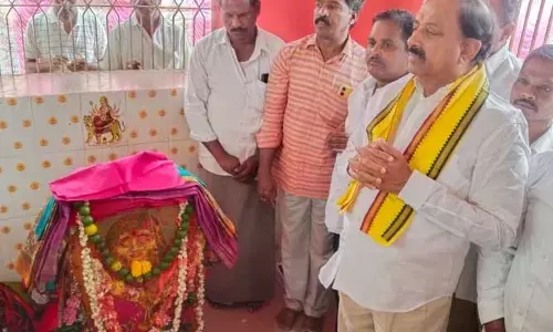 ముత్యాలమ్మ తల్లిని దర్శించుకున్న తుమ్మల