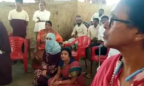రంజాన్ గిఫ్ట్ ప్యాకెట్ల పంపిణీలో ప్రొటోకాల్ కలకలం