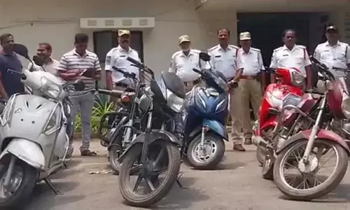 జగిత్యాల ట్రాఫిక్ పోలీసుల స్పెషల్ డ్రైవ్: 12 ద్విచక్ర వాహనాలు పట్టివేత