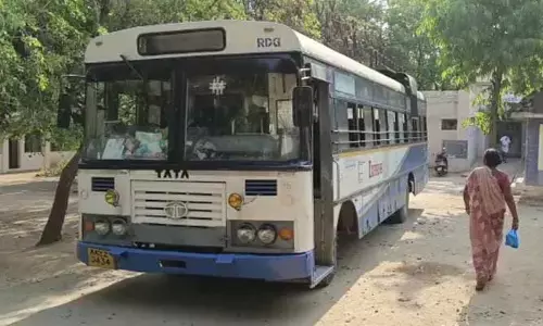 Kalyanadurgam: 54 మంది ప్రయాణికులకు తప్పిన పెను ప్రమాదం