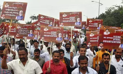 రాజకీయాల చిక్కులతో సతమతమౌతున్న విశాఖ ఉక్కు..