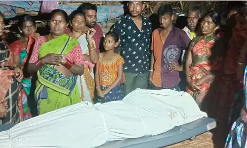 అమ్మాయి ఇంట్లో మృతదేహం ఉంచి గ్రామస్తుల నిరసన..