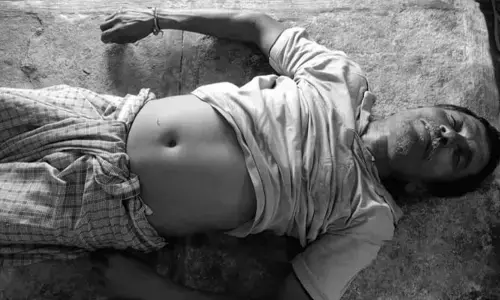 కూతురు వివాహానికి అప్పు దొరకలేదని వ్యక్తి ఆత్మహత్య