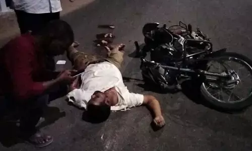 డీసీఎం, బైక్ ఢీ.. ఒకరి మృతి!
