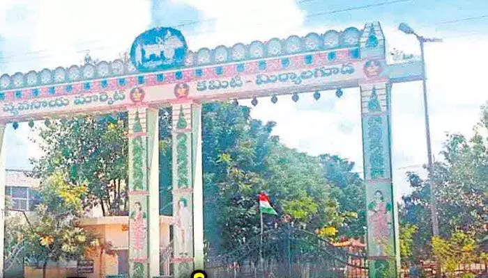 మిర్యాలగూడ వ్యవసాయ మార్కెట్ లో రైతన్నల నిరీక్షణ మిర్యాలగూడ వ్యవసాయ మార్కెట్ లో రైతన్నల నిరీక్షణ