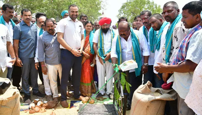 రాష్ట్ర వ్యాప్తంగా7,100 వరి ధాన్యం కొనుగోలు కేంద్రాల ఏర్పాటు: మంత్రి గంగుల కమలాకర్ రాష్ట్ర వ్యాప్తంగా7,100 వరి ధాన్యం కొనుగోలు కేంద్రాల ఏర్పాటు: మంత్రి గంగుల కమలాకర్