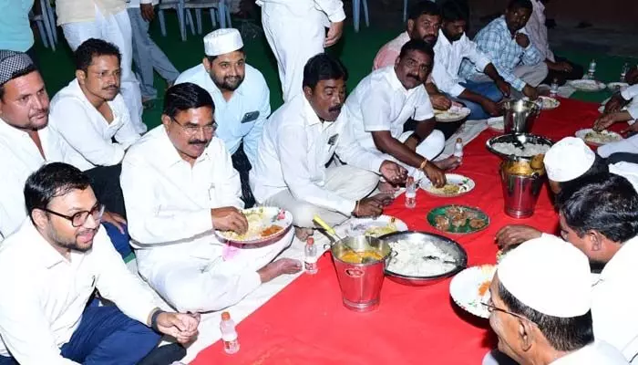 అన్ని మతాల సాంప్రదాయాలను గౌరవిస్తాం: మంత్రి సింగిరెడ్డి నిరంజన్ రెడ్డి అన్ని మతాల సాంప్రదాయాలను గౌరవిస్తాం: మంత్రి సింగిరెడ్డి నిరంజన్ రెడ్డి