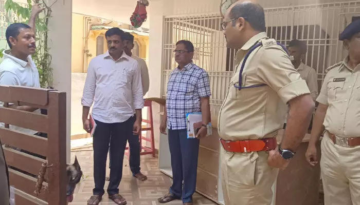 Kavali: కోటిన్నర బంగారం, నగదు చోరీ Kavali: కోటిన్నర బంగారం, నగదు చోరీ