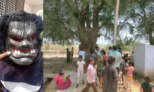 కోతులను వెంబడించి తరిమిన గ్రామస్తులు..