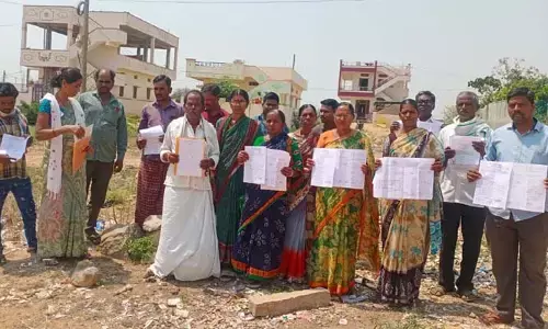 ప్లాట్లు కొన్న బాధితులకు న్యాయం చేయండి..